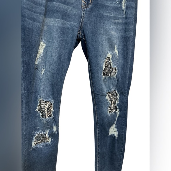 Judy Blue Distressed Snakeskin Patch Jeans NWT - Picture 2 of 10